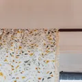 Frischer Blumenvorhang mit gelbem Muster und Quastenrand für die Schlafzimmerdeko - 150x240cm / Fallende Blätter Blumen - Quastenvorhang (Tunnelzug)