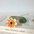 Gros plan d'une marguerite artificielle en soie de style vintage pour décoration - Orange
