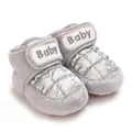Nahaufnahme von grauen und silbernen warmen Winterbabyschuhen mit Plüsch - Grau