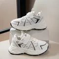 Zapatillas chunky de malla blanca transpirable para niñas con velcro y suela blanda verano - 26 / Negro