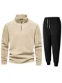Vista detallada del conjunto de sudadera de forro polar beige y pantalón de chándal negro. - Blanco Roto