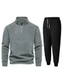 Detalle del conjunto de vellón para hombre con sudadera gris y pantalón de chándal - Gris