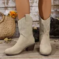 Gros plan sur le motif brodé de bottes de cowboy beiges pour femmes avec col en V - Blanc Cassé