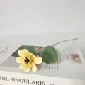 Gros plan sur une tige de marguerite camomille artificielle pour décor de maison - Jaune