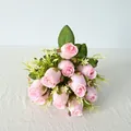 Vista detallada de un ramo realista de 11 rosas de seda rosa para decoración de bodas en casa. - Rosa