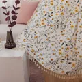 Eleganter cremefarbener Blumenvorhang mit gelben Blumen und beigen Quastenfransen - 150x240cm / Fallende Blätter Blumen - Quastenvorhang (Ösen)