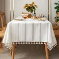 Détail d'une nappe en coton et lin blanc avec broderie évidée et bordure à glands - Série Qianyue à Glands / 140*260cm / Blanc