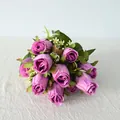 Primer plano detallado de un ramo de 11 rosas artificiales púrpuras para el hogar. - Púrpura