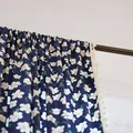 Dunkelblauer Blumen-Vorhang mit weißen Blumen und dekorativen cremefarbenen Quasten - 150x240cm / Marineblau - Herbstliches Blumenmuster - Quastenvorhang (Tunnelzug)