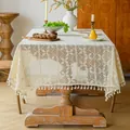 Nappe vintage en dentelle au crochet française avec motifs floraux élégants et pompons - Style Z8 Quatre Pétales Parallèles (Nappe à Glands Blanc Crème) / 60x60cm (Petite Nappe Carrée)