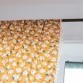 Geel gordijn met bloemenprint en witte kwastjes voor slaapkamer of balkon decoratie - 150x120cm / Herfst Bloemenpatroon - Kwastjes Gordijn (Roede Pocket) / Geel