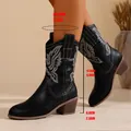 Bottes de cow-boy noires brodées avec talon bloc de 6 cm et bout rond de style. - Noir