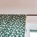 Donkergroen gordijn met kleine witte bloemmotieven en een decoratieve rand met kwastjes - 150x120cm / Donkergroen - Herfst Bloemenpatroon - Kwastjes Gordijn (Roede Pocket)