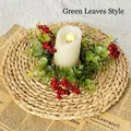 Detalle de la corona para vela de Navidad con hojas verdes, bayas rojas y vela LED - Hoja Verde
