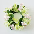 Vue de dessus d'une petite couronne de fleurs artificielles rose et blanc - Rose Clair