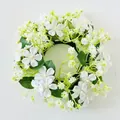Primo piano di ghirlanda di fiori bianchi per candele e decorazione della tavola. - Bianco