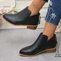 Detalle de botines de cuero sintético negro con tacón de 3,7 cm y cremallera trasera - Negro