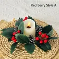 Vista detallada de una corona de velas navideñas con bayas rojas y piñas secas - Estilo Baya Roja A