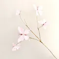 Detailansicht eines künstlichen Zweigs mit fünf zarten rosa Schmetterlingsornamenten. - Butterfly Cluster / Rosa