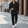 Detailansicht eines schwarzen Herren-Trainingsanzugs mit Reißverschlussjacke und Jogginghose. - M / Oberteil und Unterteil / Schwarz