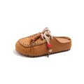 Vintage bruine suède muiltjes voor meisjes met stijlvolle kralen veterdetails - camel