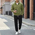 Vista dettagliata della giacca in pile verde e jogger neri in stile urban chic - Verde