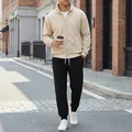 Lässiger Herren-Trainingsanzug mit beiger Reißverschlussjacke und schwarzer Jogginghose - M / Oberteil und Unterteil / Khaki