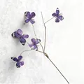 Makro-Detail mit 3D lila Schmetterlingen auf einem künstlichen verwelkten Zweig - Butterfly Cluster / Lila