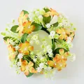 Vue détaillée d'une couronne de fleurs sauvages artificielles orange et blanches - Orange