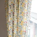 Fris bloemengordijn met witte kwastjes voor slaapkamer en keuken decoratie - 150x120cm / Verse Bloemencluster - Kwastjes Gordijn (Roede Pocket)