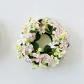 Vista dettagliata di una ghirlanda di fiori selvatici per candelabri e decorazioni casa - Rosa chiaro