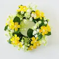 Vue de dessus d'une couronne de bougie décorative en fleurs sauvages artificielles jaune et blanc - Jaune