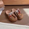 Muecas retro de ante marrón estilo canguro con cordones decorativos de cuentas y pespuntes - Talla 26 (17.3cm) / Camel