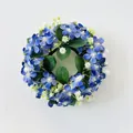 Dettaglio di una ghirlanda di fiori artificiali blu e bianchi con foglie verdi realistiche - Blu Viola