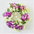 Vue détaillée de la couronne de fleurs artificielles violettes et blanches - Violet foncé