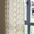 Gordijn met bloemenprint voor keuken of balkon in een kleine frisse gele bloemstijl - 150x120cm / Verse Bloemencluster - Kwastjes Gordijn (Ring Bovenkant)