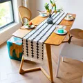 Chemin de table bohème en coton tissé avec motifs géométriques noirs et franges - MX11 (Fond Blanc Motif Quadrilatère Noir avec Pompon à Franges) / 30x50cm / Blanc Cassé