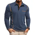 Detail van heren polo met lange mouwen, contraststiksels en een borstzak in blauw grijs - S / Tops / Saffierblauw
