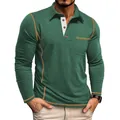 Gedetailleerd zicht op een groen poloshirt met lange mouwen, contrastnaden en zak. - S / Tops / Groen