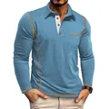 Detail van een blauw poloshirt met lange mouwen en contraststiksels op een mannelijk model. - Lichtblauw