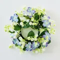 Vista dall'alto della ghirlanda di fiori artificiali con boccioli viola e bianchi decorativi - Blu