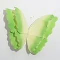 Nahaufnahme eines 3D-Schaumstoff-Schmetterlings mit grünem Farbverlauf und Perlen - Grün