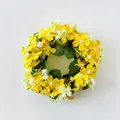 Dettaglio di una ghirlanda di fiori artificiali gialli e bianchi per anelli di candela - Giallo