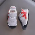 Bequeme graue atmungsaktive Leder-Lauflernschuhe für Kleinkinder mit Klettverschluss - Innenlänge 12.5cm/Größe 16 / Grau Rot / Grau