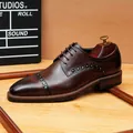 Zapatos Oxford clásicos en cuero marrón con detalles de remaches plateados y cordones - Café