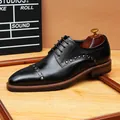 Zapatos Oxford de cuero negro con remaches plateados para ropa formal de negocios. - Negro