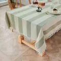 Nappe élégante en coton et lin à rayures vert sauge avec pompons blancs décoratifs - Vert