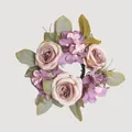 Vista detallada de una corona de flores artificiales con rosas y hortensias lila - Violeta Claro