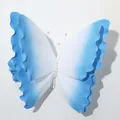 Dettaglio ravvicinato di una grande farfalla decorativa in schiuma sfumata blu e bianca. - Blu