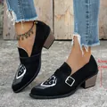 Mocassins élégants en daim noir à talon bloc avec broderie tribale blanche et bride à boucle - Noir